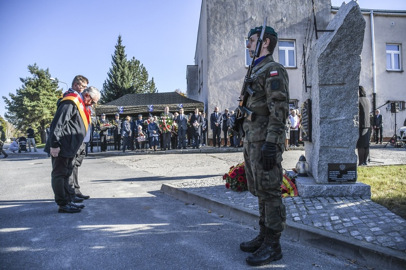 Uroczystość przy pomniku. Kwiaty składają Robert Pieńkowski i Robert Suligowski, radni Rady Miejskiej Wrocławia. Fot. Łukasz Urbaniak / 10WBŁ