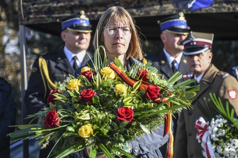 Uroczystość przy pomniku. Kwiaty składa Kerstin Nielsen, konsul RFN reprezentująca konsula generalnego RFN we Wrocławiu. Fot. Łukasz Urbaniak / 10WBŁ