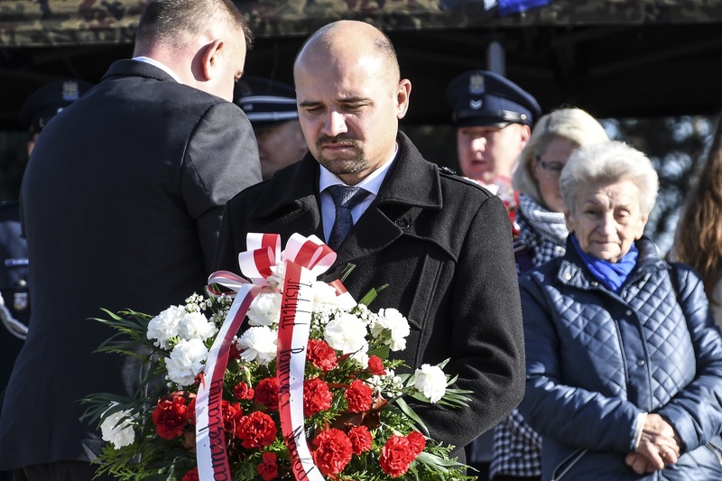 Uroczystość przy pomniku. Kwiaty składa dr hab. Kamil Dworaczek, dyrektor IPN we Wrocławiu. Fot. Łukasz Urbaniak / 10WBŁ