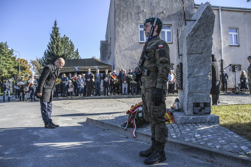 Uroczystość przy pomniku. Kwiaty składa dr hab. Kamil Dworaczek, dyrektor IPN we Wrocławiu. Fot. Łukasz Urbaniak / 10WBŁ