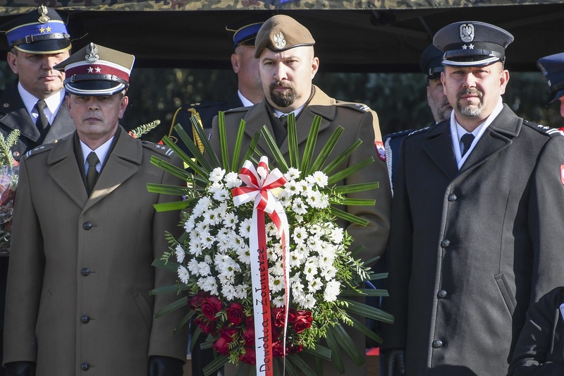 Uroczystość przy pomniku. Kwiaty składa delegacja Garnizonu Wrocław. Fot. Łukasz Urbaniak / 10WBŁ