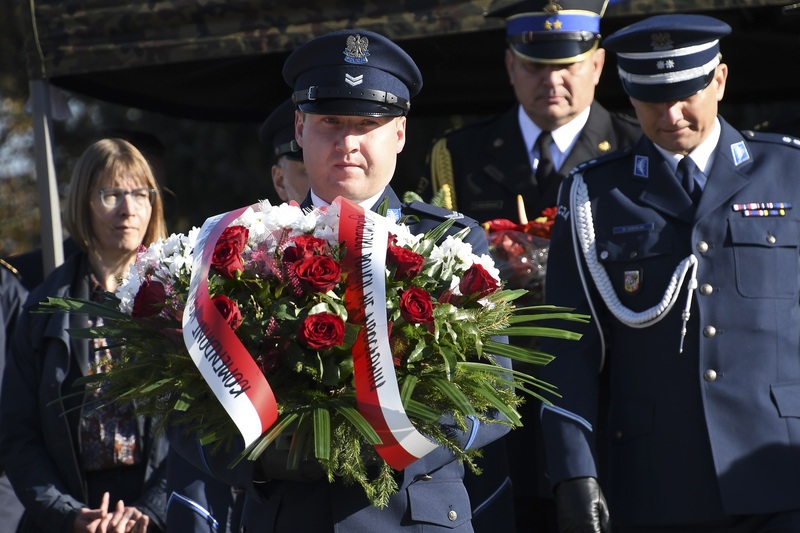 Uroczystość przy pomniku. Kwiaty składa delegacja Komendy Wojewódzkiej i Komendy Miejskiej Policji we Wrocławiu. Fot. Łukasz Urbaniak / 10WBŁ