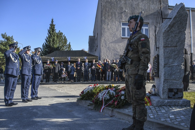 Uroczystość przy pomniku. Kwiaty składa delegacja Komendy Wojewódzkiej i Komendy Miejskiej Policji we Wrocławiu. Fot. Łukasz Urbaniak / 10WBŁ