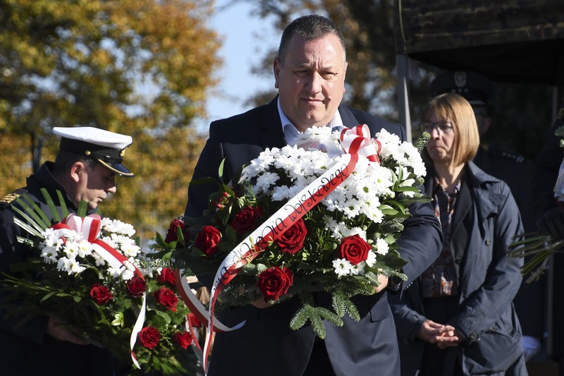 Uroczystość przy pomniku. Kwiaty składa Grzegorz Duda, dyrektor Agencji Mienia Wojskowego we Wrocławiu. Fot. Łukasz Urbaniak / 10WBŁ