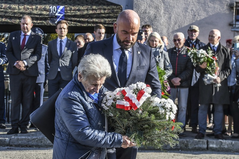 Uroczystość przy pomniku. Kwiaty składa Leokadia Wieczorek, prezes Stowarzyszenia Polaków Represjonowanych przez III Rzeszę oraz członek zarządu Towarzystwa Miłośników Wrocławia (w towarzystwie prezydenta Jacka Sutryka).. Fot. Łukasz Urbaniak / 10WBŁ