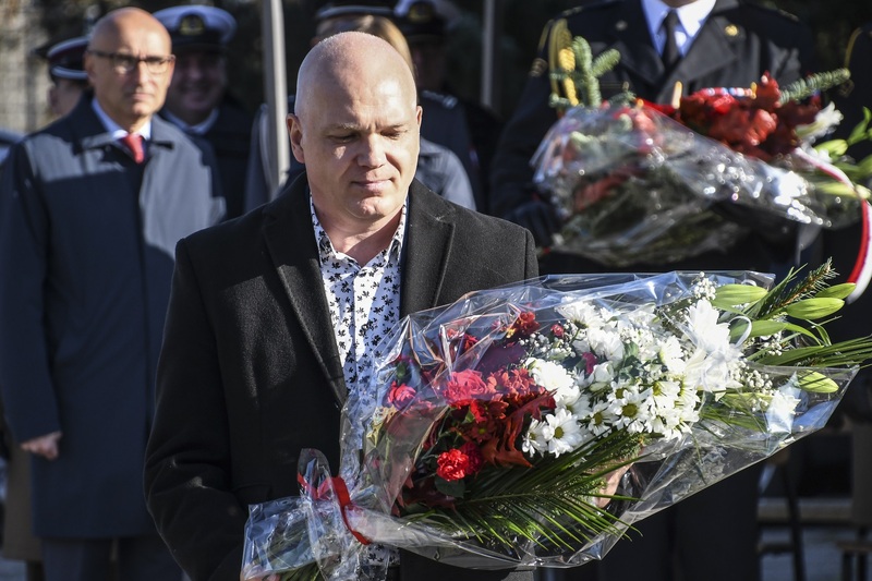 Uroczystość przy pomniku. Kwiaty składa Paweł Kamiński, dyrektor OPT Zamek. Fot. Łukasz Urbaniak / 10WBŁ