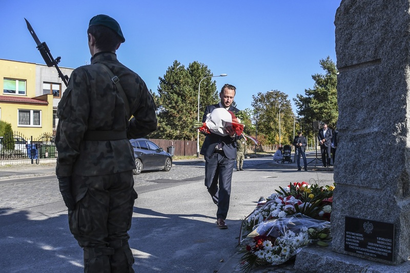 Uroczystość przy pomniku. W imieniu Centrum Historii Zajezdnia kwiaty składa dr Marek Kosendiak. Fot. Łukasz Urbaniak / 10WBŁ