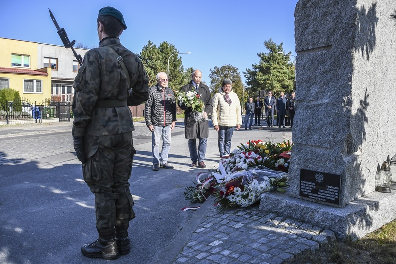 Uroczystość przy pomniku. Kwiaty składa delegacja Klubu Seniora Fantazja z Leśnicy. Fot. Łukasz Urbaniak / 10WBŁ