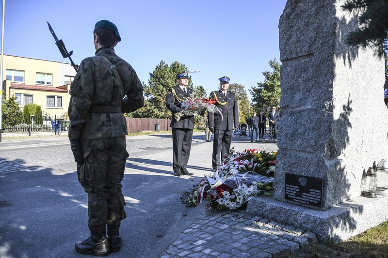 Uroczystość przy pomniku. Kwiaty składa delegacja Komendy Wojewódzkiej Państwowej Straży Pożarnej we Wrocławiu. Fot. Łukasz Urbaniak / 10WBŁ
