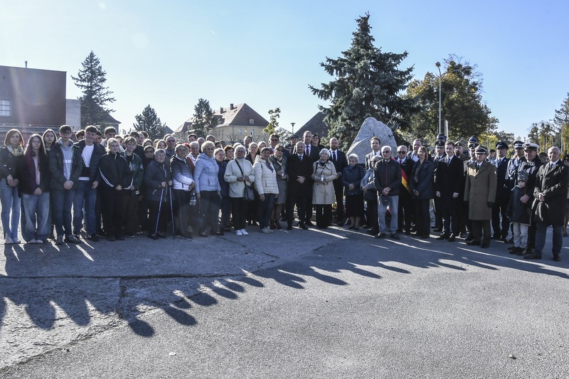 Uczestnicy okolicznościowej uroczystości w ramach II Leśnickiego Dnia Pamięci. Fot. Łukasz Urbaniak / 10WBŁ