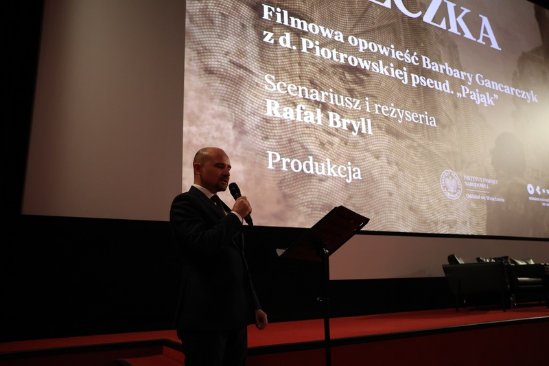 W roli prowadzącego premierowe spotkanie dr hab. Kamil Dworaczek – dyrektor Oddziału IPN we Wrocławiu. Fot. Maciej Parysek / IPN Wrocław
