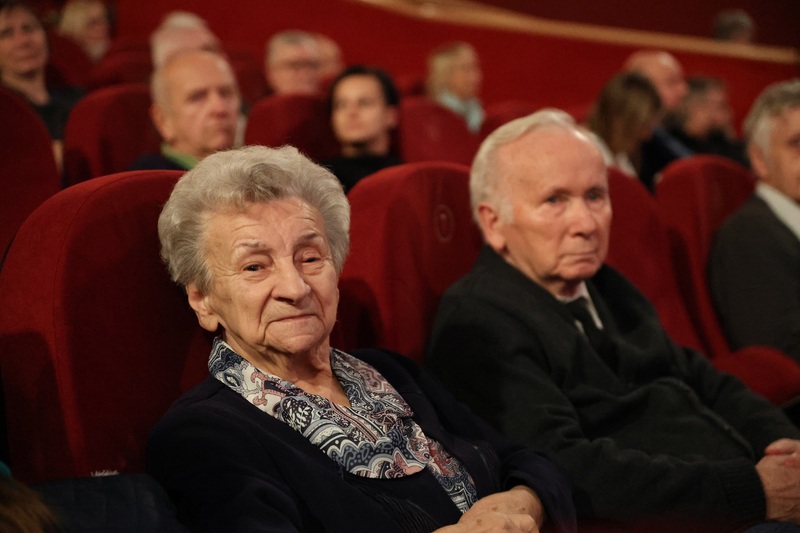 Goście honorowi seansu: Leokadia Wieczorek i Zygmunt Pacych. Fot. Maciej Parysek / IPN Wrocław