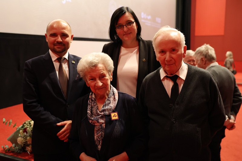 Od lewej: Kamil Dworaczek, Leokadia Wieczorek, Kamilla Jasińska, Zygmunt Pacych. Fot. Maciej Parysek / IPN Wrocław