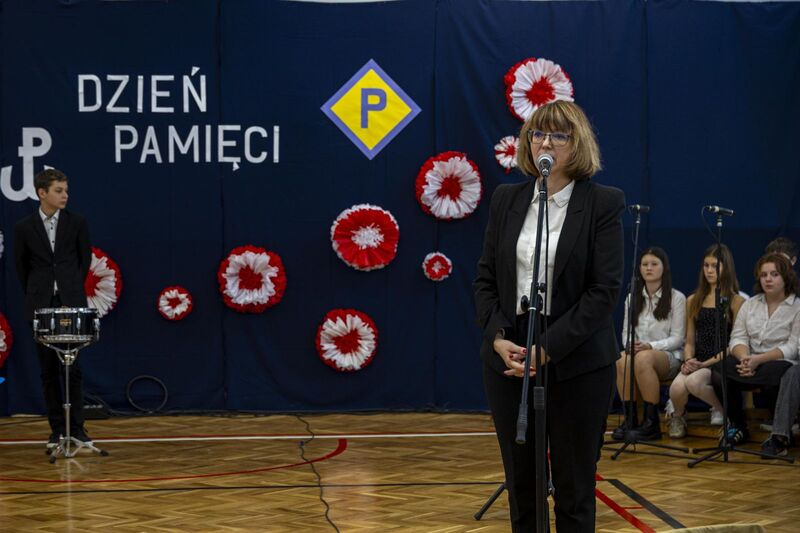 Przemawia Beata Duda – dyrektor ZS nr 9. Fot. Agata Ligęcka / IPN Wrocław