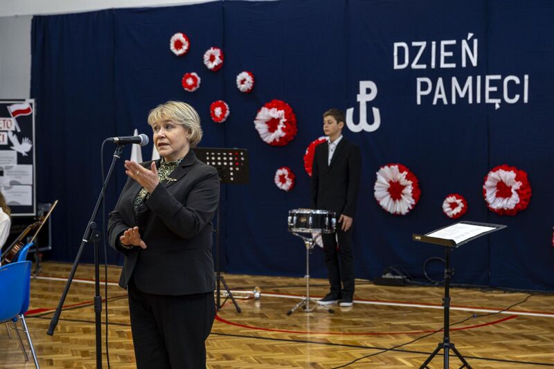 Przemawia Ewa Skrzywanek – Dolnośląska Kurator Oświaty. Fot. Agata Ligęcka / IPN Wrocław