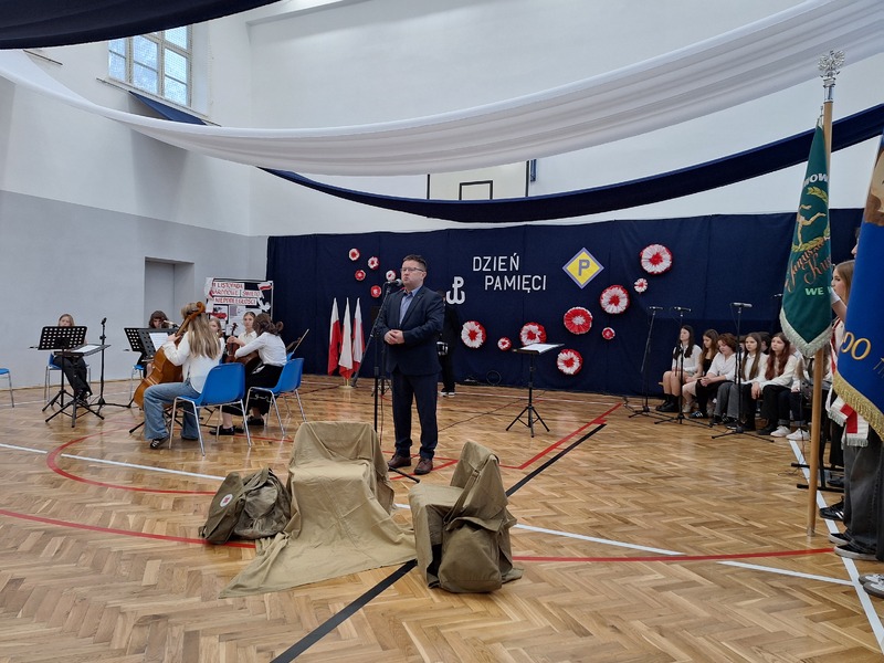 Przemawia Marek Warcholiński – wicedyrektor Agencji Mienia Wojskowego we Wrocławiu. Fot. Kamilla Jasińska / IPN Wrocław