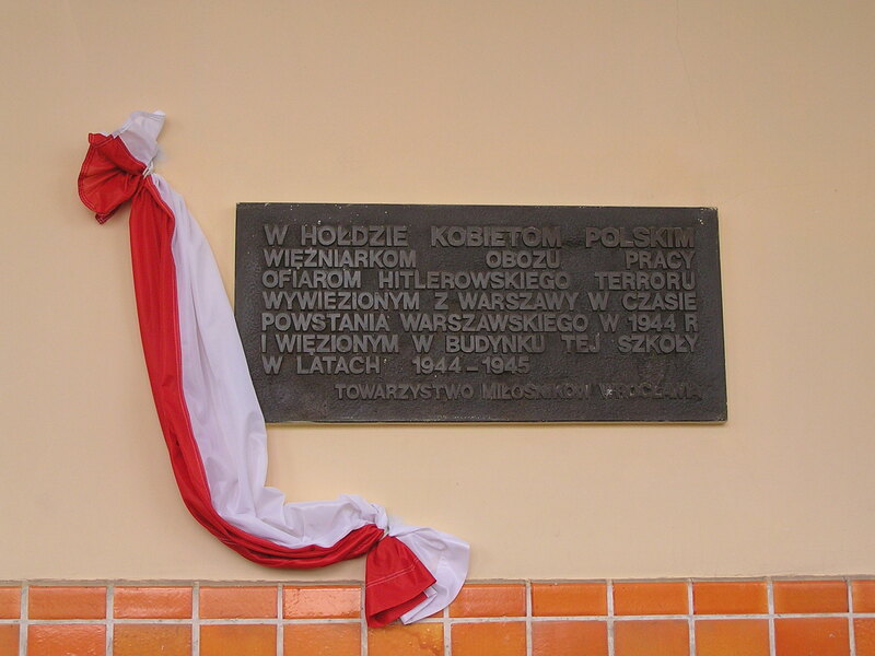 Pamiątkowa tablica, pod którą złożono kwiaty w ramach Dnia Pamięci. Fot. Kamilla Jasińska / IPN Wrocław