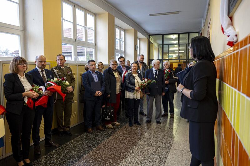 Złożenie kwiatów pod tablicą w szkole na Sępolnie. Fot. Agata Ligęcka / IPN Wrocław