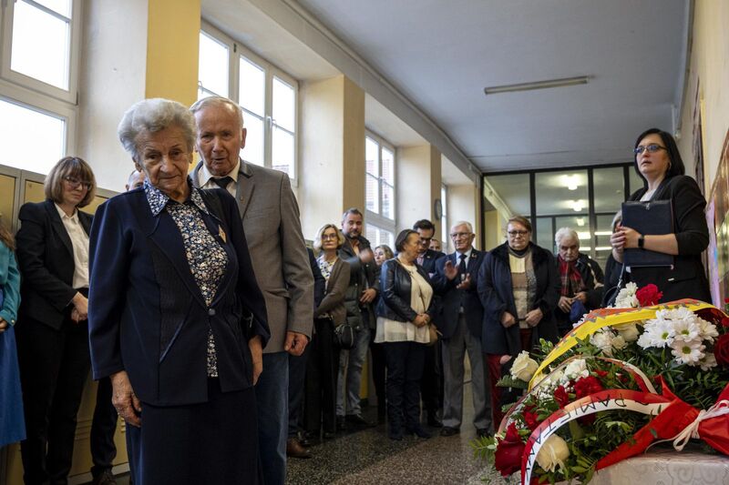 Złożenie kwiatów pod tablicą w szkole na Sępolnie. Fot. Agata Ligęcka / IPN Wrocław