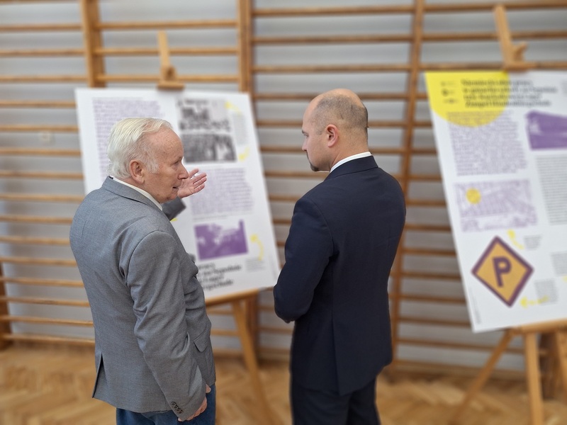 Dyrektor Kamil Dworaczek (po prawej) i Zygmunt Pacych przy planszach edukacyjnych prezentowanych podczas Dnia Pamięci. Fot. Kamilla Jasińska / IPN Wrocław