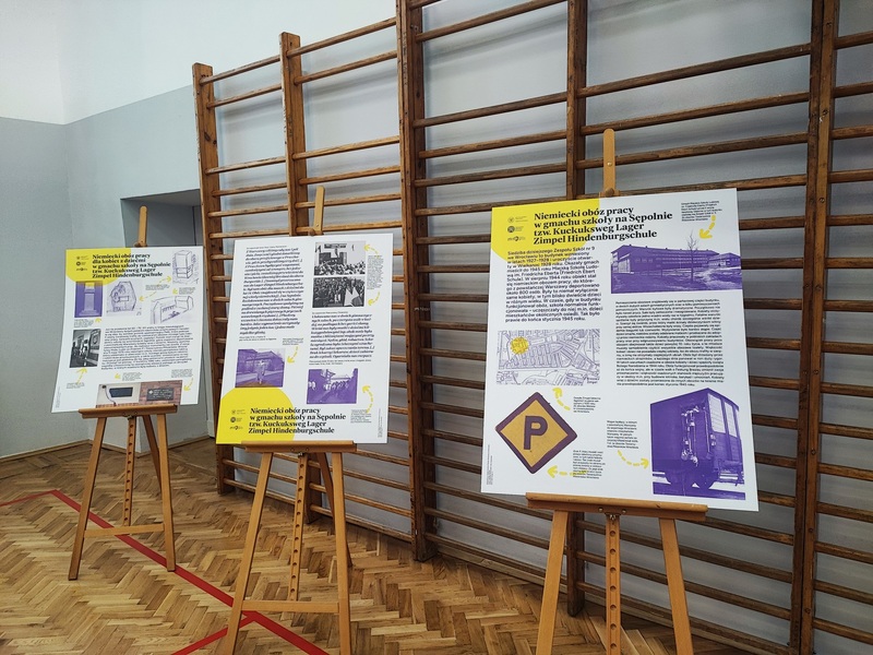 Plansze edukacyjne dot. obozu, który funkcjonował w szkole na Sępolnie. Fot. Kamilla Jasińska / IPN Wrocław