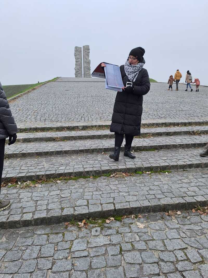 Spacer po Cmentarzu Żołnierzy Polskich, 10.11.2024. Fot. Joanna Mierzwiak