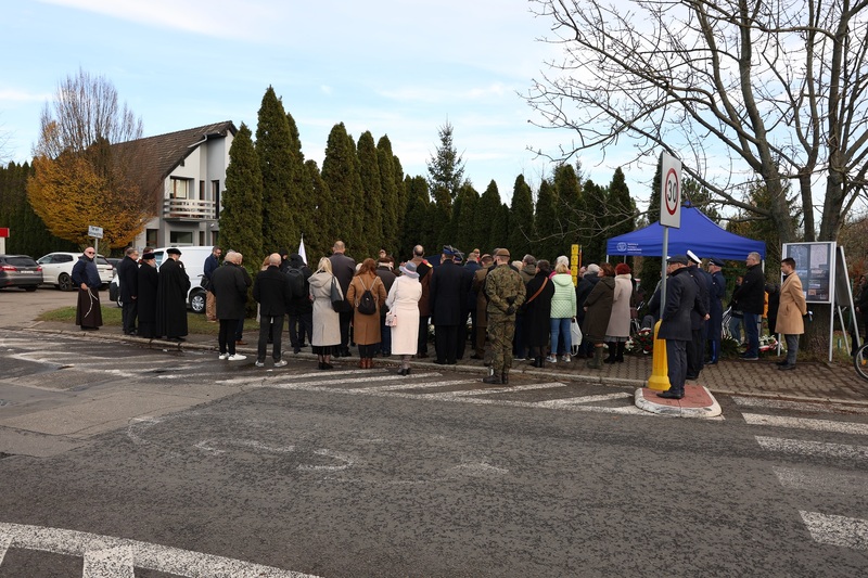 Goście zebrani na uroczystym odsłonięciu pomnika. Fot. Maciej Parysek / IPN Wrocław