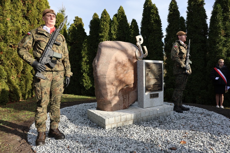 Posterunek honorowy przy nowo odsłoniętym pomniku. Fot. Maciej Parysek / IPN Wrocław
