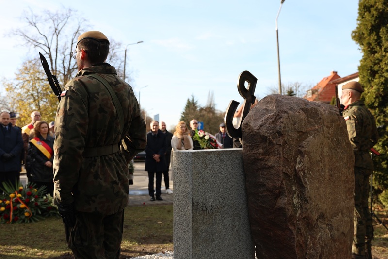Nowo odsłonięty pomnik. Fot. Maciej Parysek / IPN Wrocław