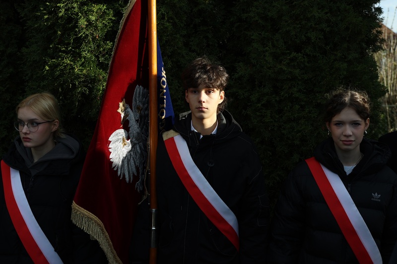 Prezentowany przez uczniów sztandar IV LO im. Stefana Żeromskiego. Fot. Maciej Parysek / IPN Wrocław