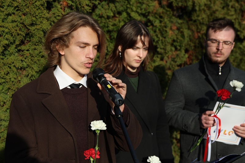 Uczeń IV LO odczytujący treść deklaracji. Fot. Maciej Parysek / IPN Wrocław