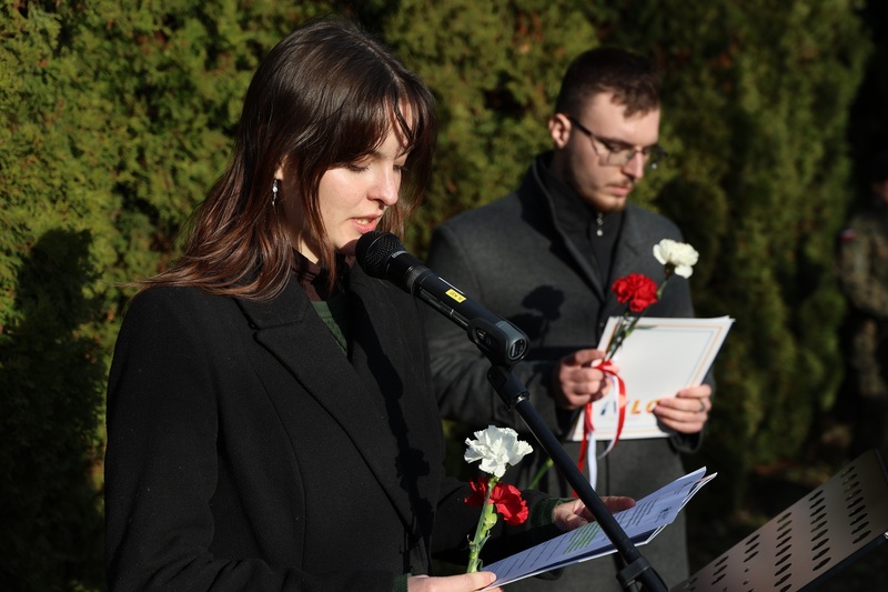 Julia Gumulak, uczennica IV LO, odczytująca treść deklaracji. Fot. Maciej Parysek / IPN Wrocław