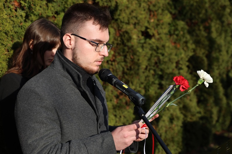 Uczeń IV LO odczytujący treść deklaracji. Fot. Maciej Parysek / IPN Wrocław