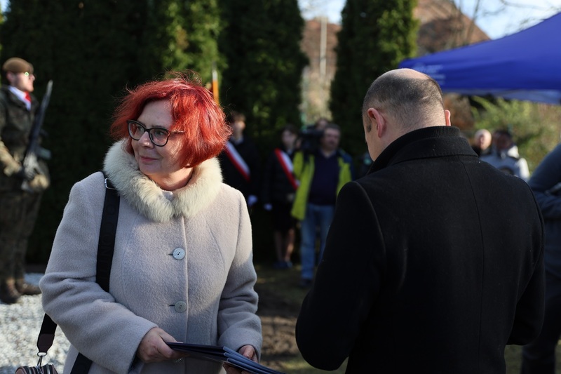 Dyrektor IV LO Małgorzata Górny przekazująca dyrektorowi IPN we Wrocławiu akt deklaracji objęcia pomnika opieką szkoły. Fot. Maciej Parysek / IPN Wrocław