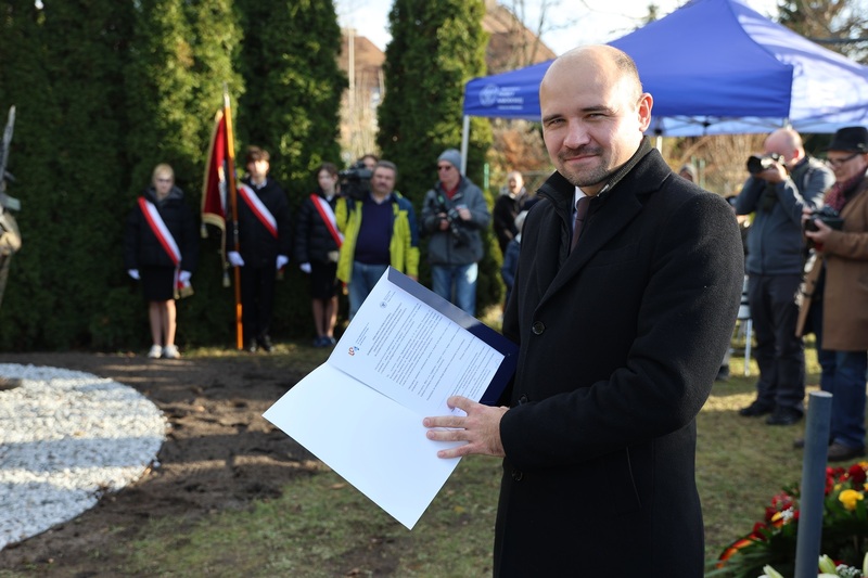 Dyrektor Kamil Dworaczek z aktem deklaracji objęcia pomnika na Rakowcu opieką IV LO we Wrocławiu.Fot. Maciej Parysek / IPN Wrocław