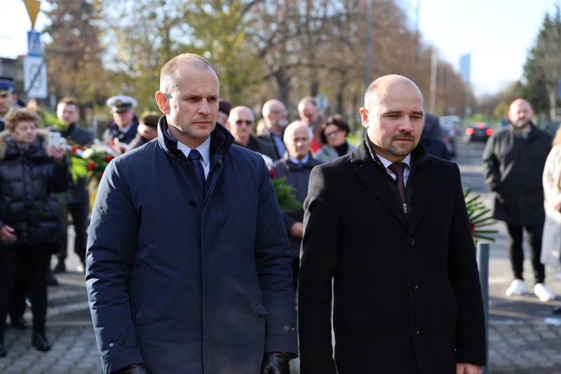 Delegacja IPN we Wrocławiu: od lewej wicedyrektor Marcin Marczak oraz dyrektor dr hab. Kamil Dworaczek. Fot. Maciej Parysek / IPN Wrocław