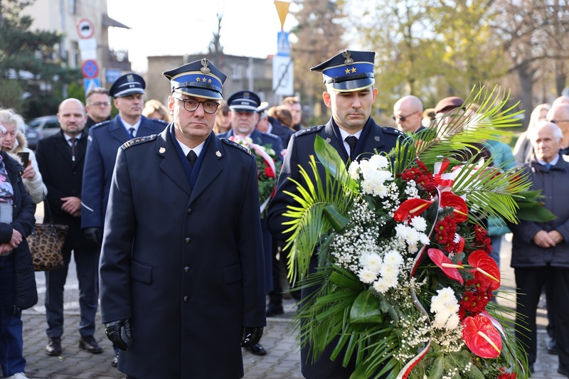 Po lewej: st. bryg. Piotr Grzyb – zastępca komendanta wojewódzkiego Państwowej Straży Pożarnej we Wrocławiu. Fot. Maciej Parysek / IPN Wrocław