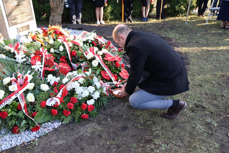 Znicz pamięci od dyrektora Oddziału IPN we Wrocławiu. Fot. Maciej Parysek / IPN Wrocław