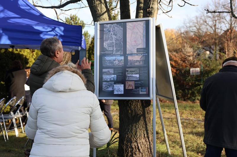 Tymczasowe tablice informacyjne prezentowane podczas uroczystości na Rakowcu. Fot. Maciej Parysek / IPN Wrocław