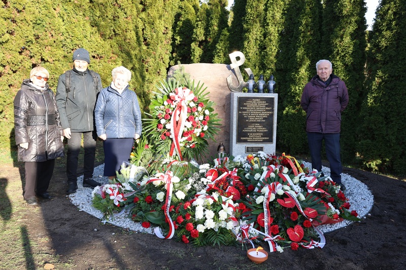 Członkowie Klubu Ludzi ze Znakiem P przy nowym pomniku na Rakowcu. Fot. Maciej Parysek / IPN Wrocław