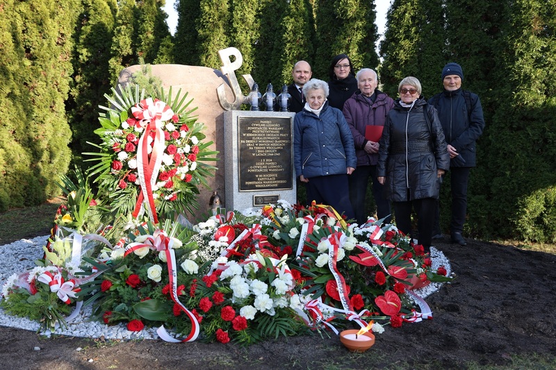 Członkowie Klubu Ludzi ze Znakiem P wraz z Kamilem Dworaczkiem i Kamillą Jasińską z IPN przy nowym pomniku na Rakowcu. Fot. Maciej Parysek / IPN Wrocław