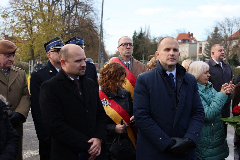 Goście zebrani na uroczystym odsłonięciu pomnika. Fot. Maciej Parysek / IPN Wrocław
