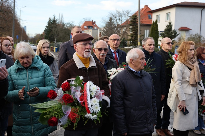 Goście zebrani na uroczystym odsłonięciu pomnika. Fot. Maciej Parysek / IPN Wrocław