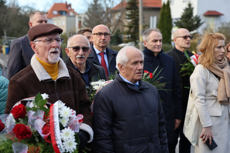 Goście zebrani na uroczystym odsłonięciu pomnika. Fot. Maciej Parysek / IPN Wrocław
