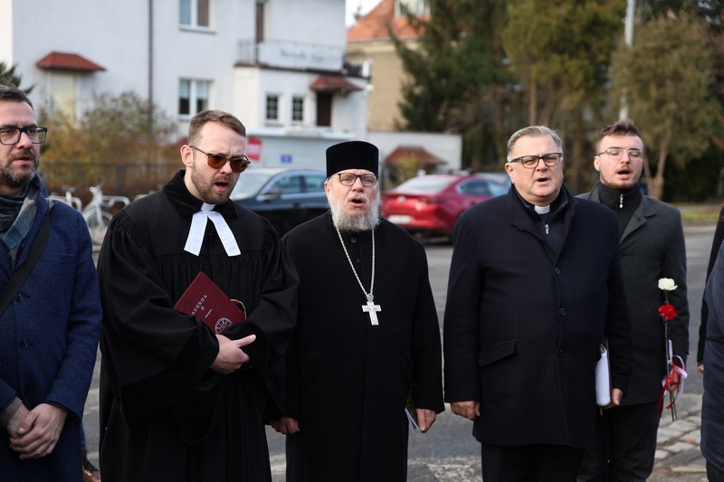 Goście zebrani na uroczystym odsłonięciu pomnika. Fot. Maciej Parysek / IPN Wrocław