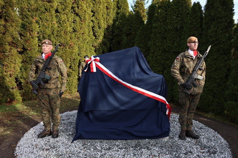 Przygotowany do uroczystego odsłonięcia pomnik na Rakowcu. Fot. Kamilla Jasińska / IPN Wrocław