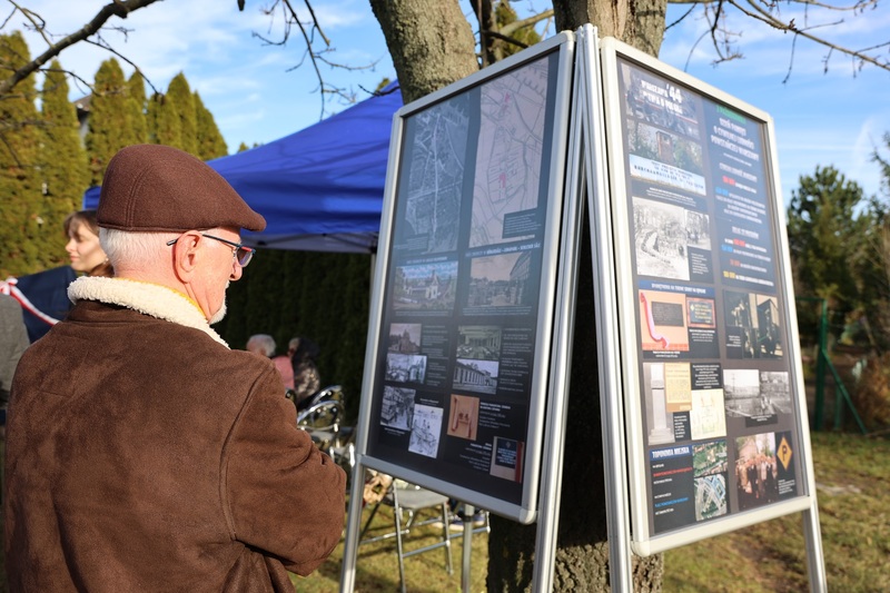 Tymczasowe tablice informacyjne prezentowane podczas uroczystości na Rakowcu. Fot. Maciej Parysek / IPN Wrocław