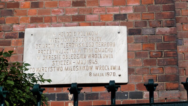 Tablica pamiątkowa na siedzibie CKU przy ulicy Swobodnej 71–73 we Wrocławiu. Fot. Marcin Bradke