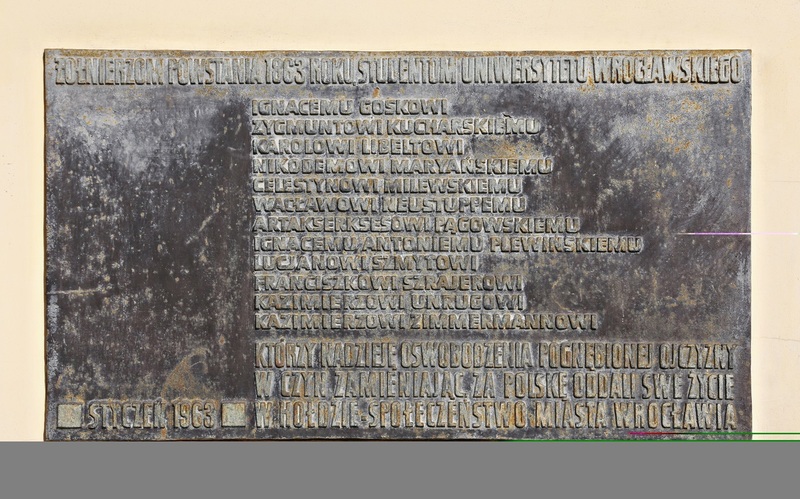 Tablica powstańców styczniowych przed renowacją przeprowadzoną w 2018 roku. Fot. Kamilla Jasińska