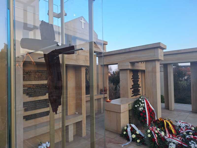 Krzyż pochodzący z nieistniejącego polskiego cmentarza na Wołyniu umieszczony w Kaplicy Narodowej na wrocławskich Złotnikach. Fot. Kamilla Jasińska